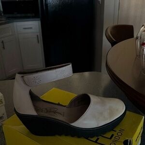 FLY LONDON
SIZE 40
Cream Color Wedge